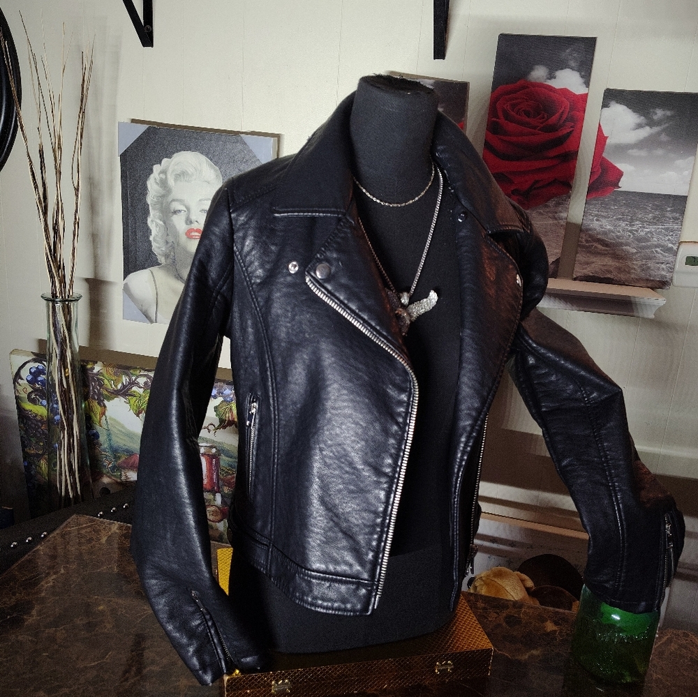 Forever 21 Faux Leather Jacket (Medium) – Streetwear Edge – Black Moto Style